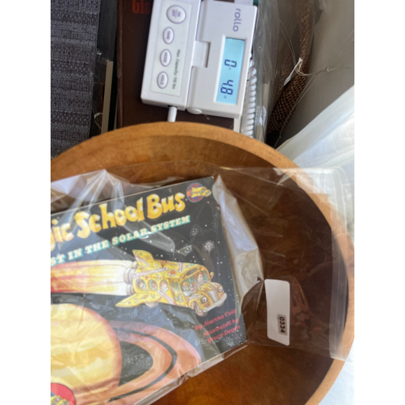 The Magic School Bus Lost in the Solar System Book - Picture 4 of 4